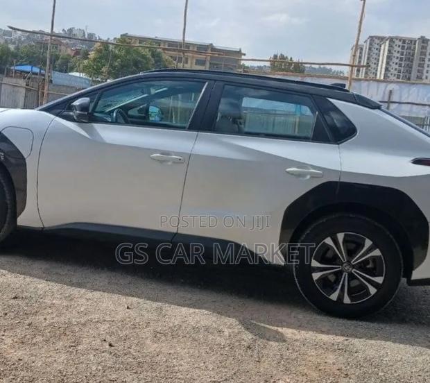 Toyota bZ4X 71.4 kWh AWD 2023 White