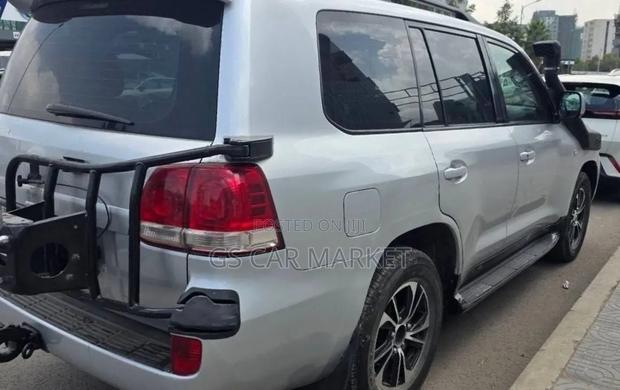 Toyota Land Cruiser 2010 Silver