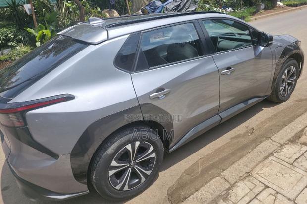 Toyota bZ4X 71.4 kWh FWD 2023 Gray