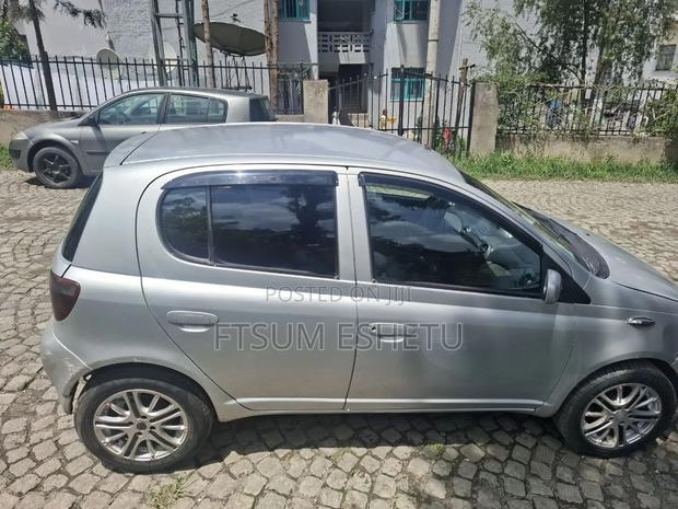 Toyota Vitz 2001 Silver