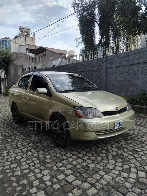 Toyota Platz 2001 Gold