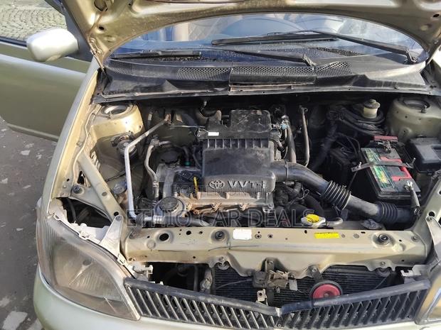 Toyota Platz 2001 Gold