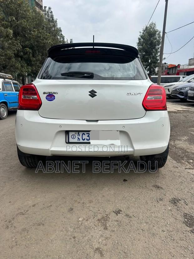 Suzuki Swift 2022 White