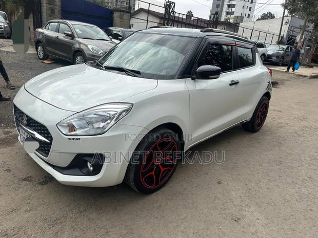 Suzuki Swift 2022 White