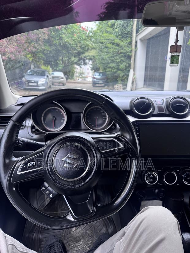 Suzuki Swift 2021 Silver