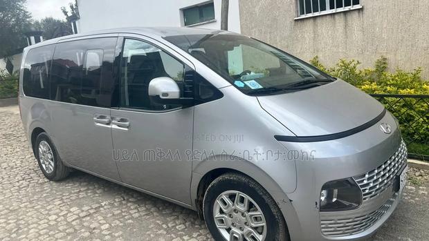 Hyundai Staria 2023 Silver