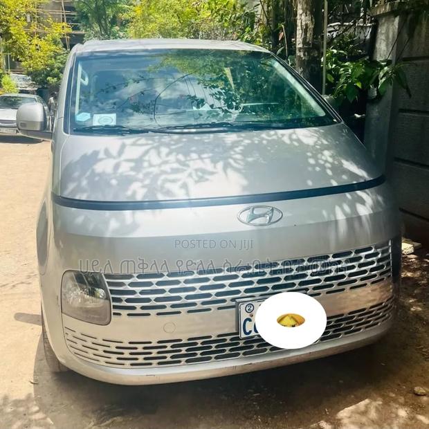 Hyundai Staria 2023 Silver