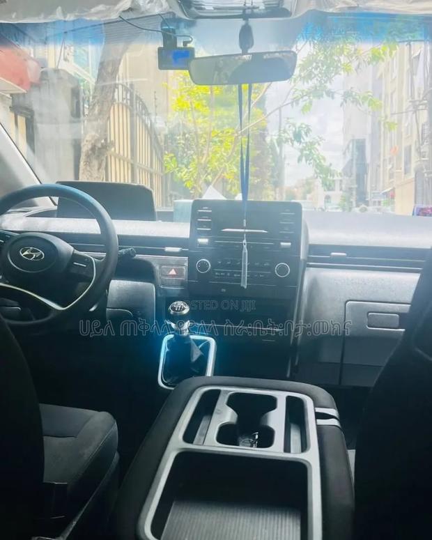 Hyundai Staria 2023 Silver