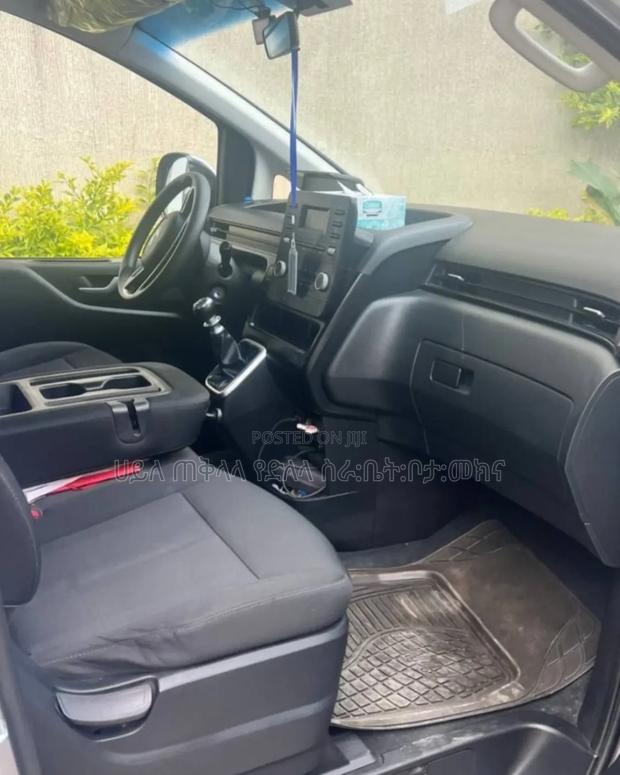 Hyundai Staria 2023 Silver