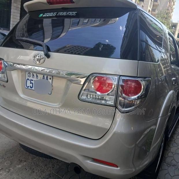 Toyota Fortuner 2011 Gold