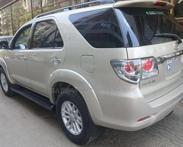 Toyota Fortuner 2011 Gold