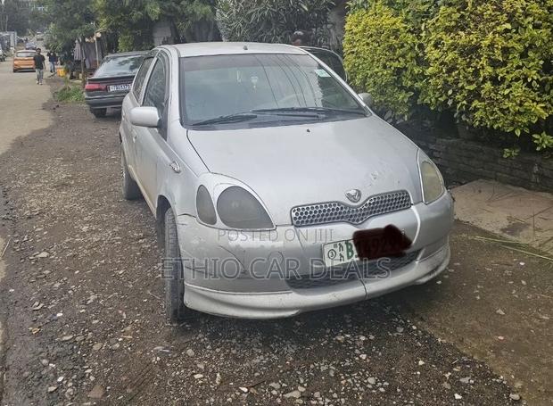 Toyota Vitz 2001 Silver