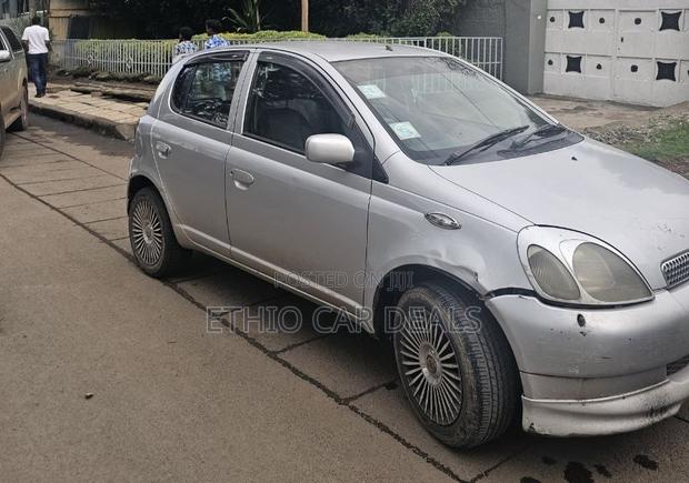 Toyota Vitz 2001 Silver