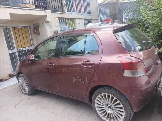 Toyota Yaris Base Hatchback 3dr 2010 Burgundy