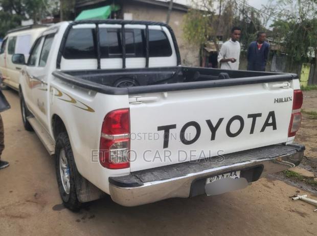 Toyota Hilux 2011 White