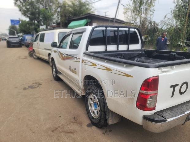 Toyota Hilux 2011 White