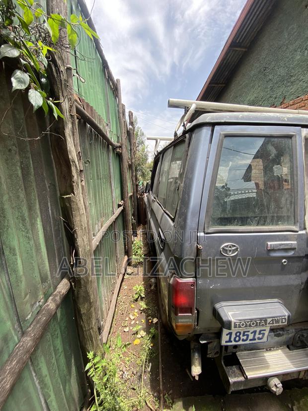 Toyota Land Cruiser 1985 Blue
