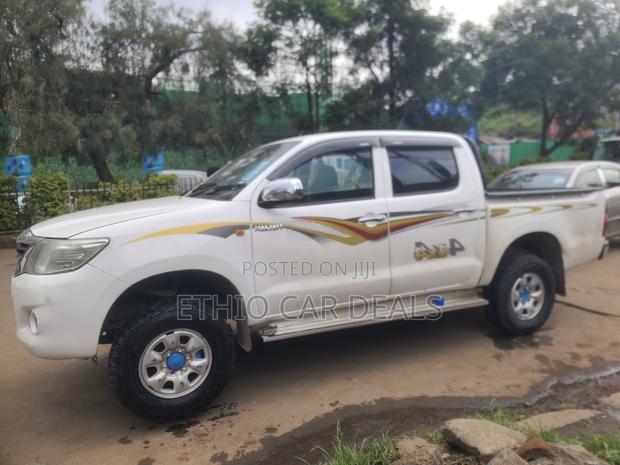 Toyota Hilux 2011 White