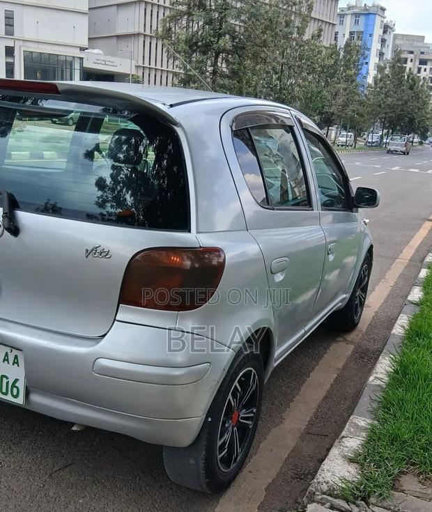 Toyota Vitz 2002 Silver