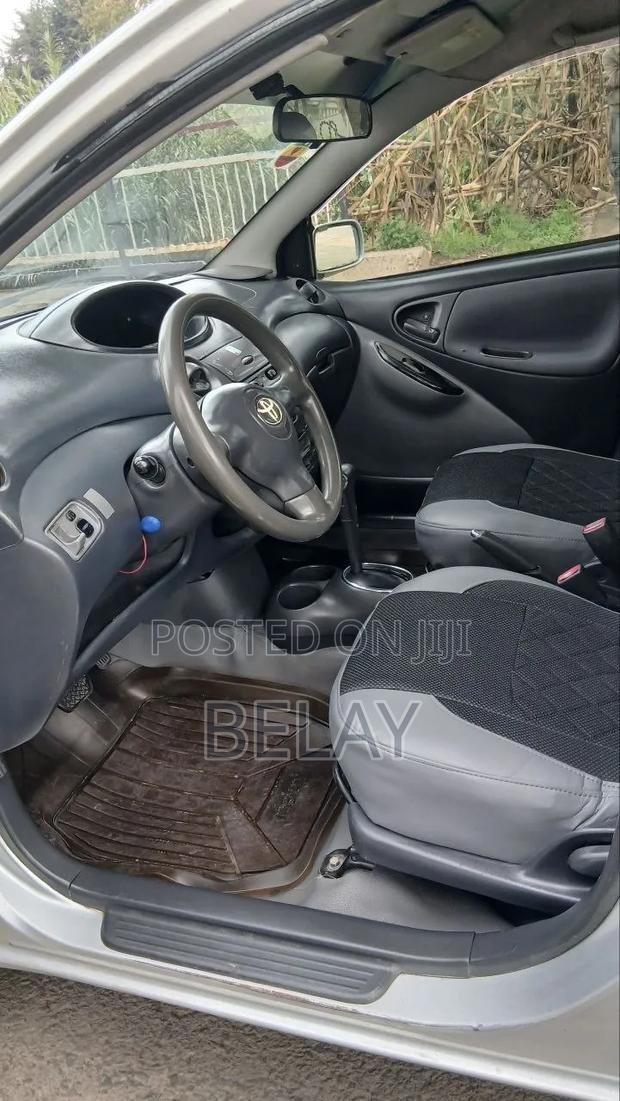 Toyota Vitz 2002 Silver