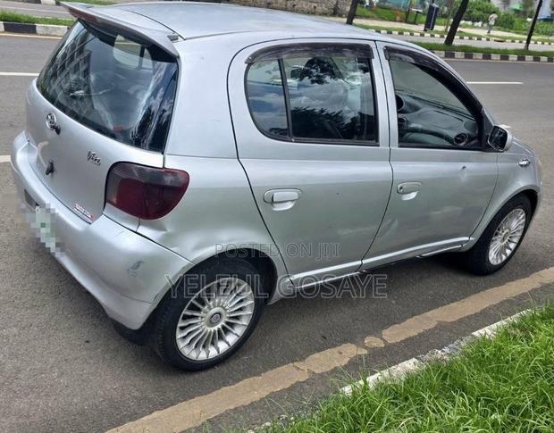 Toyota Vitz 2001 White