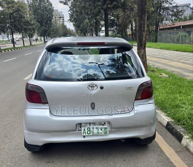 Toyota Vitz 2001 White