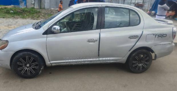 Toyota Platz 2001 Silver