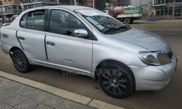 Toyota Platz 2001 Silver