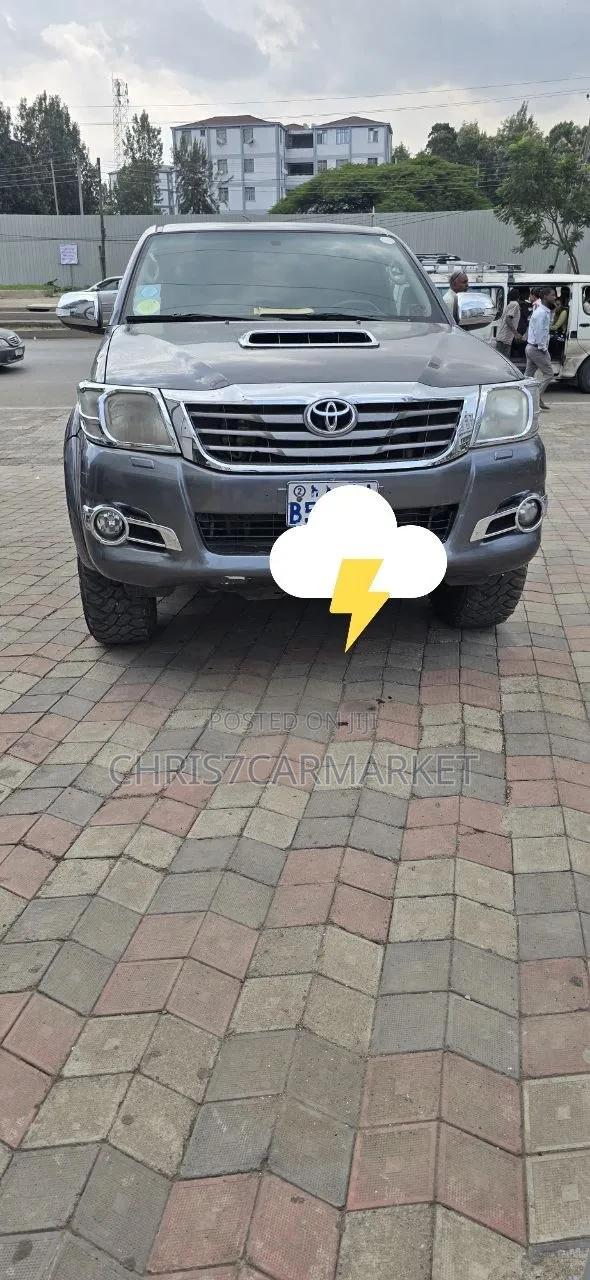 Toyota Hilux 2014 Gray