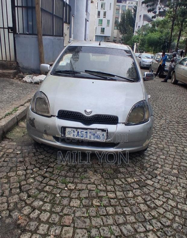 Toyota Vitz 2000 Silver