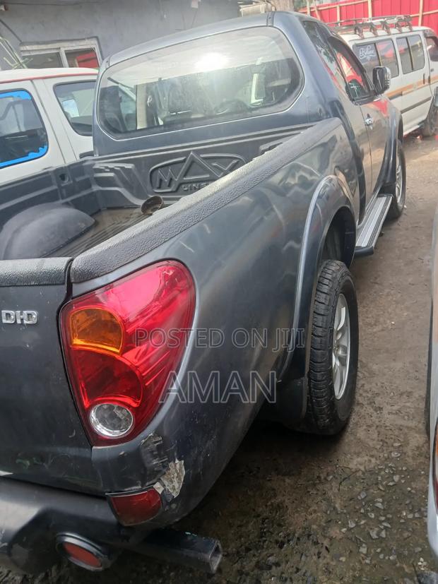 Mitsubishi L200 2010 Gray