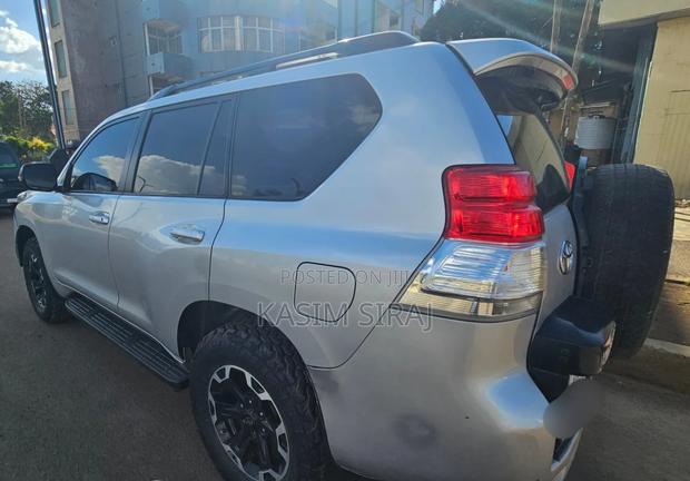 Toyota Land Cruiser Prado 2011 Silver