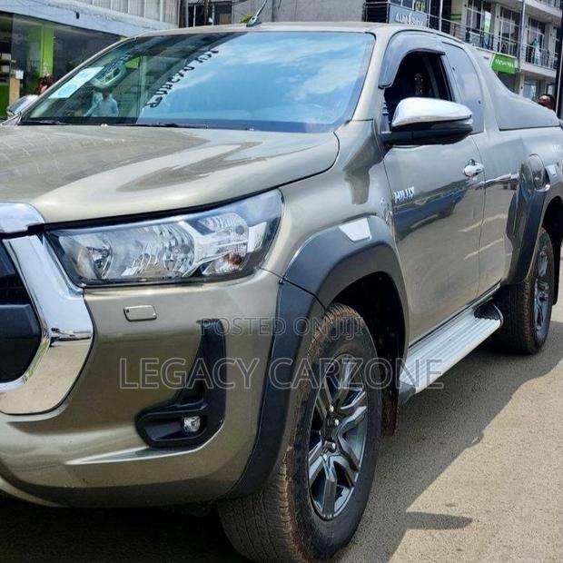 Toyota Hilux 2021 Gray