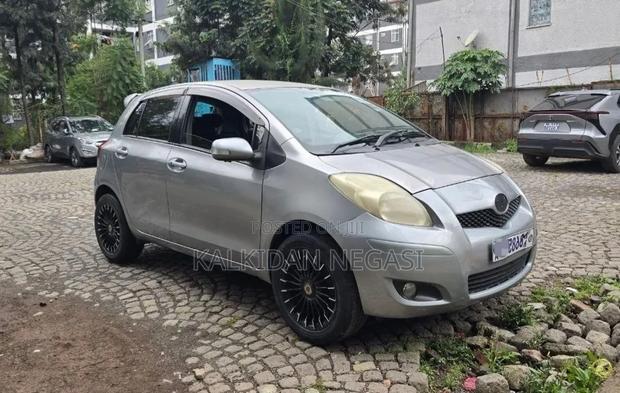 Toyota Yaris 2010 Silver