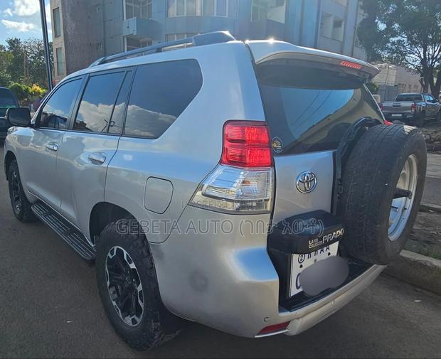 Toyota Land Cruiser 2011