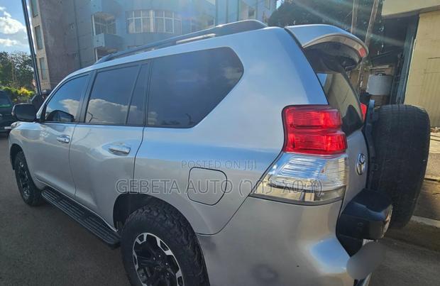 Toyota Land Cruiser 2011