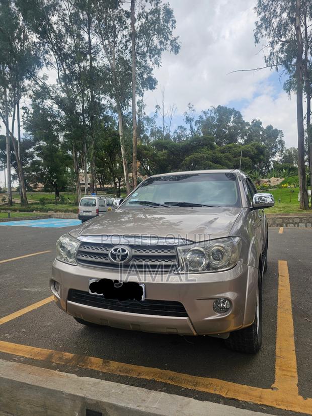 Toyota Fortuner 2.7 RWD 2011 Gold