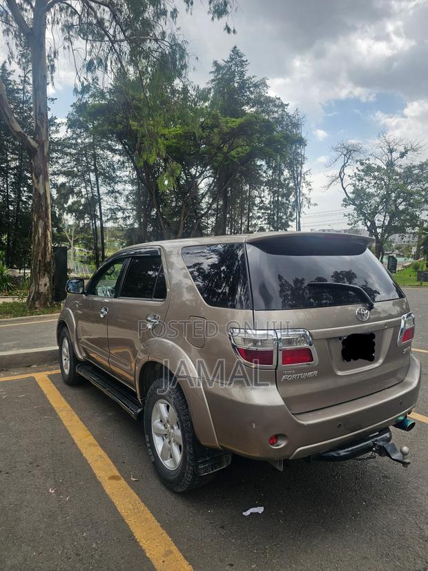 Toyota Fortuner 2.7 RWD 2011 Gold