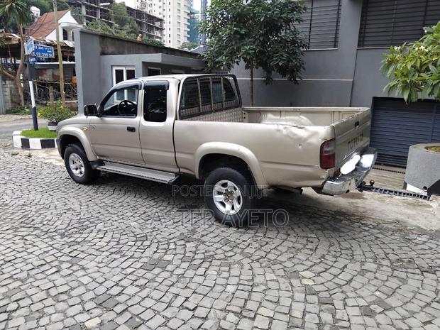 Toyota Hilux 2003 Gray