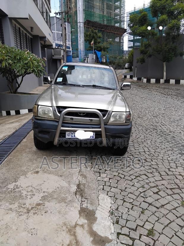 Toyota Hilux 2003 Gray