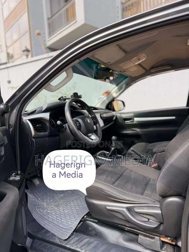 Toyota Hilux 2016 Black