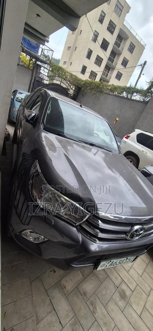 Toyota Hilux 2016 Gray