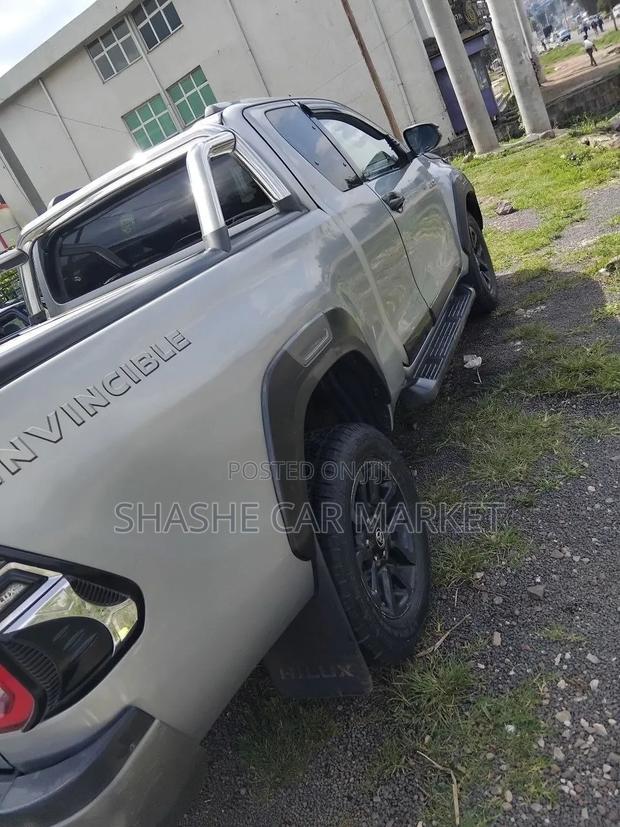 Toyota Hilux 2021 Silver