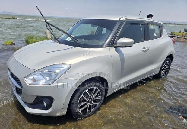 Suzuki Swift 2022 Silver