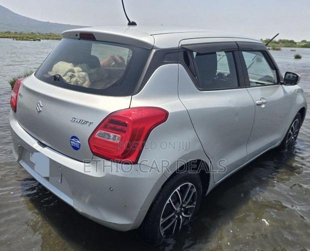 Suzuki Swift 2022 Silver