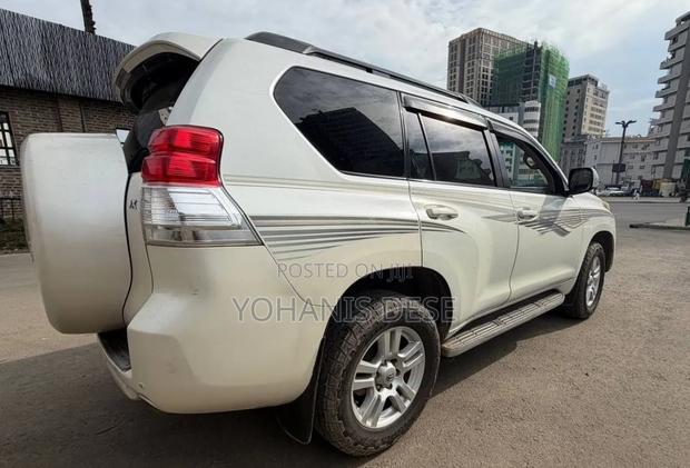 Toyota Land Cruiser Prado 2012 Off white