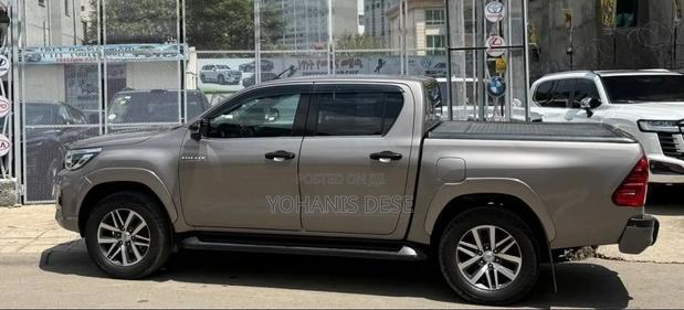Toyota Hilux 2020 Gray