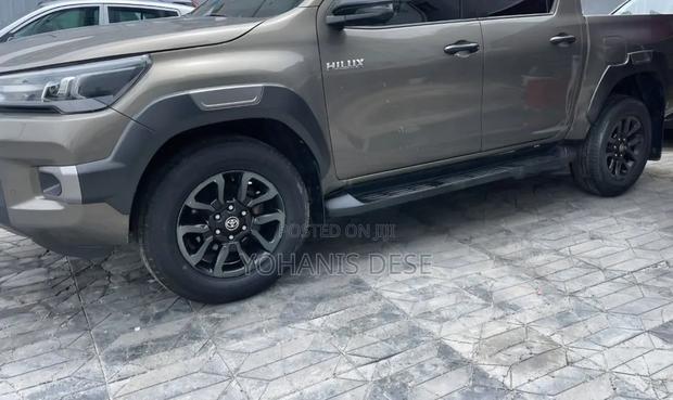 Toyota Hilux 2022 Brown