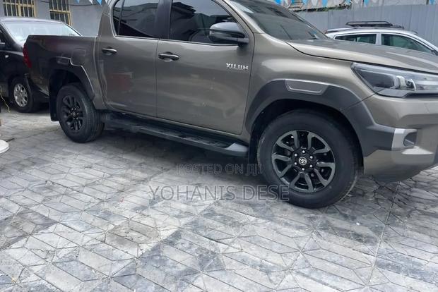 Toyota Hilux 2022 Brown