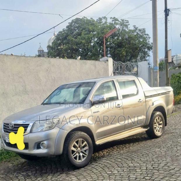 Toyota Hilux 2015 Silver